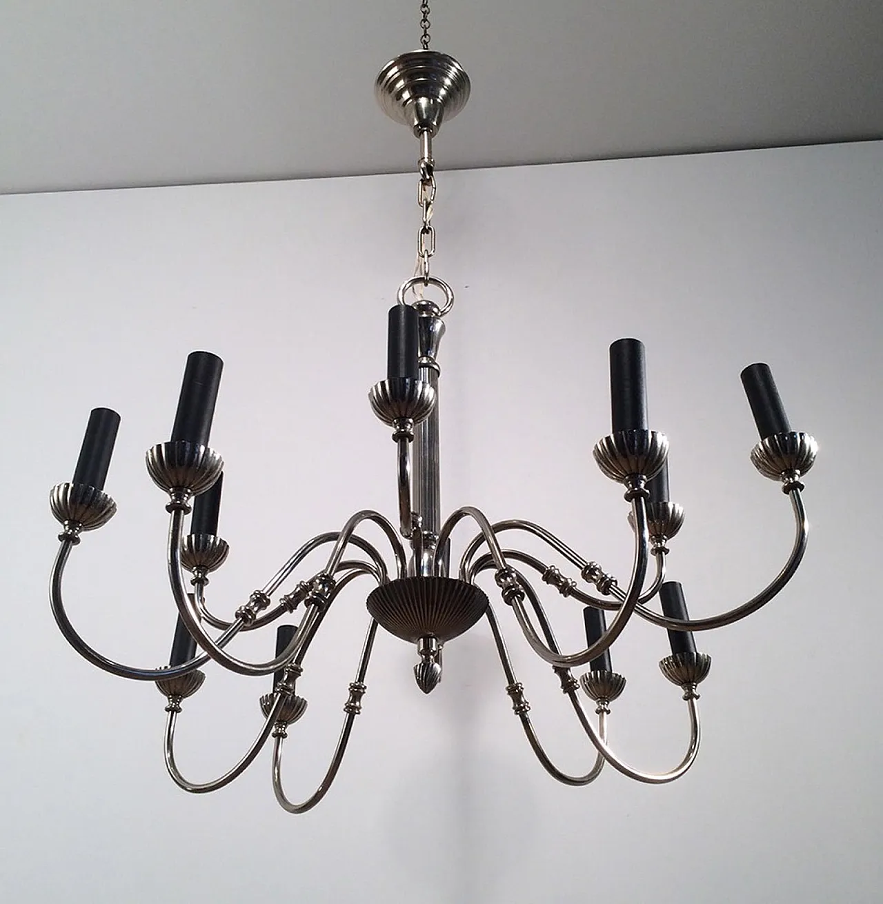 Lampadario neoclassico a 12 luci placcato in argento, circa 1940. 15