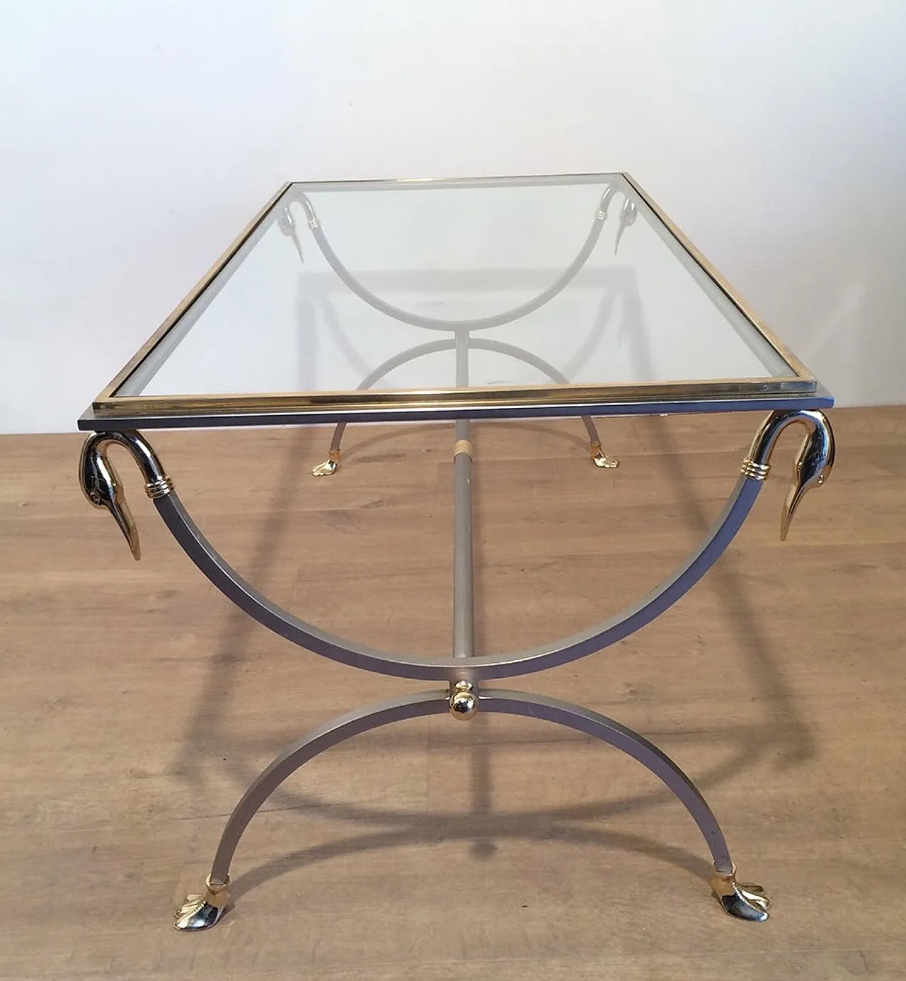 Tavolino con testa di cigno acciaio e ottone Maison Jansen, anni '70 5