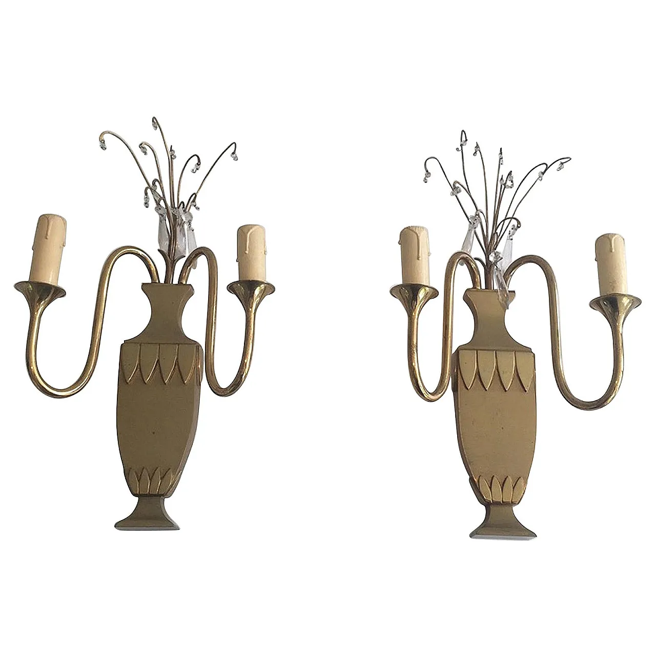 Coppia di applique neoclassiche in ottone e cristallo, francesi, circa 1940. 1