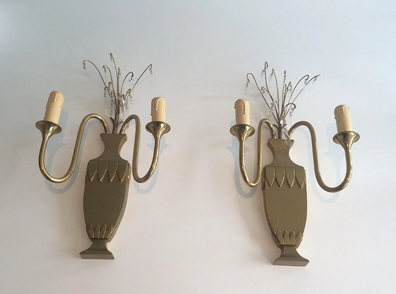 Coppia di applique neoclassiche in ottone e cristallo, francesi, circa 1940. 2