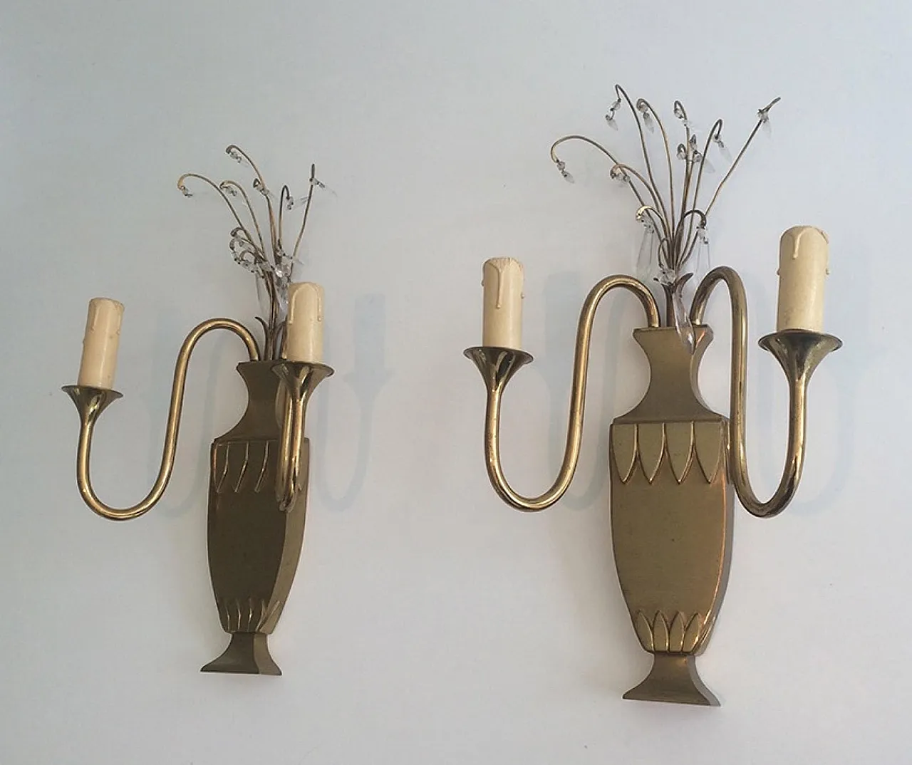 Coppia di applique neoclassiche in ottone e cristallo, francesi, circa 1940. 3