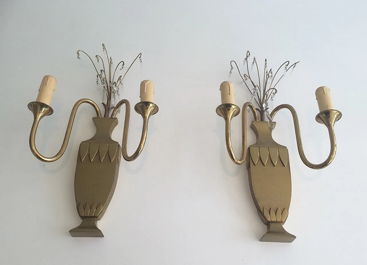 Coppia di applique neoclassiche in ottone e cristallo, francesi, circa 1940. 4