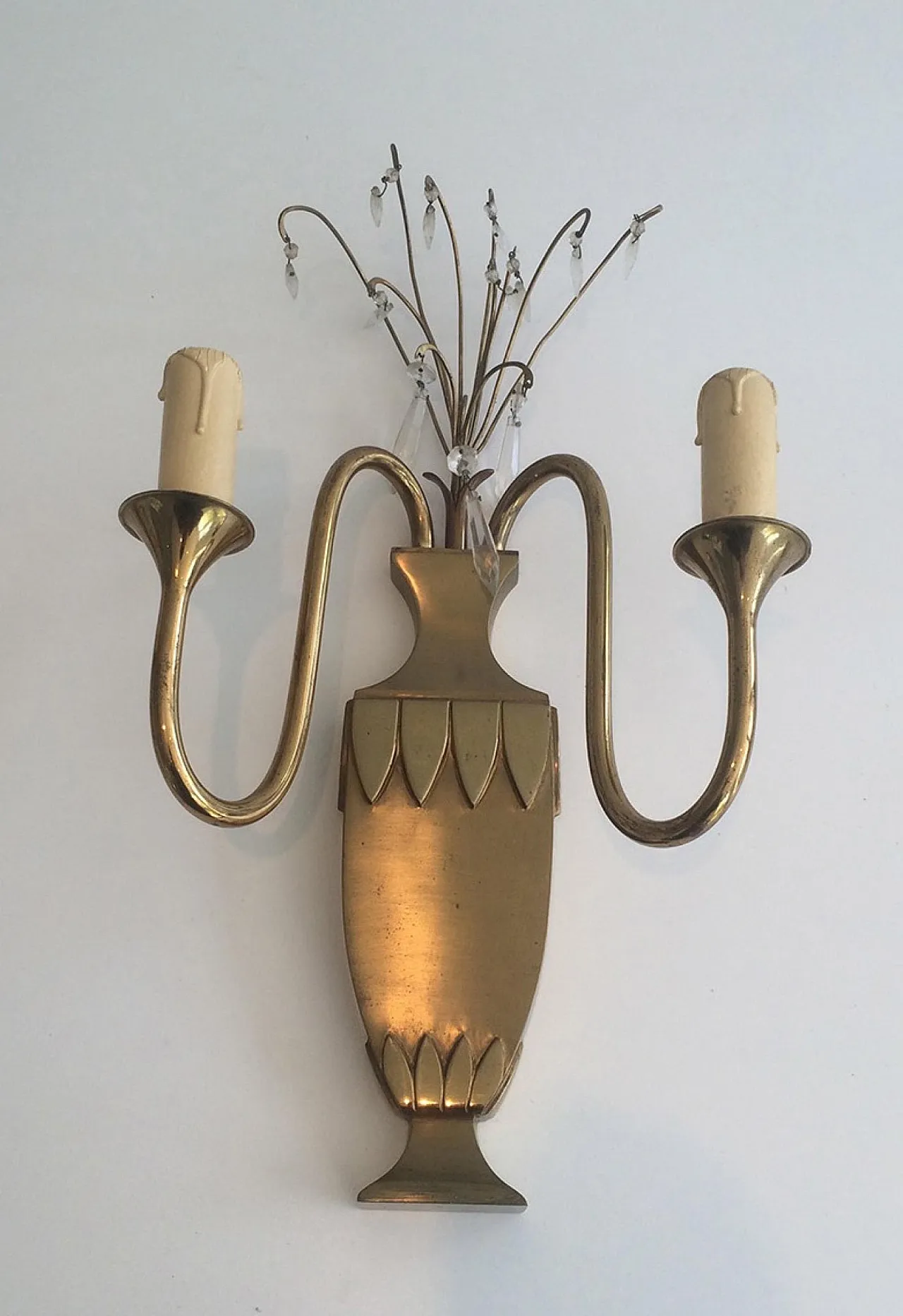 Coppia di applique neoclassiche in ottone e cristallo, francesi, circa 1940. 5