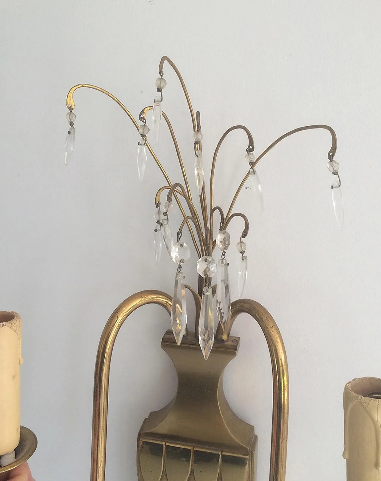 Coppia di applique neoclassiche in ottone e cristallo, francesi, circa 1940. 6