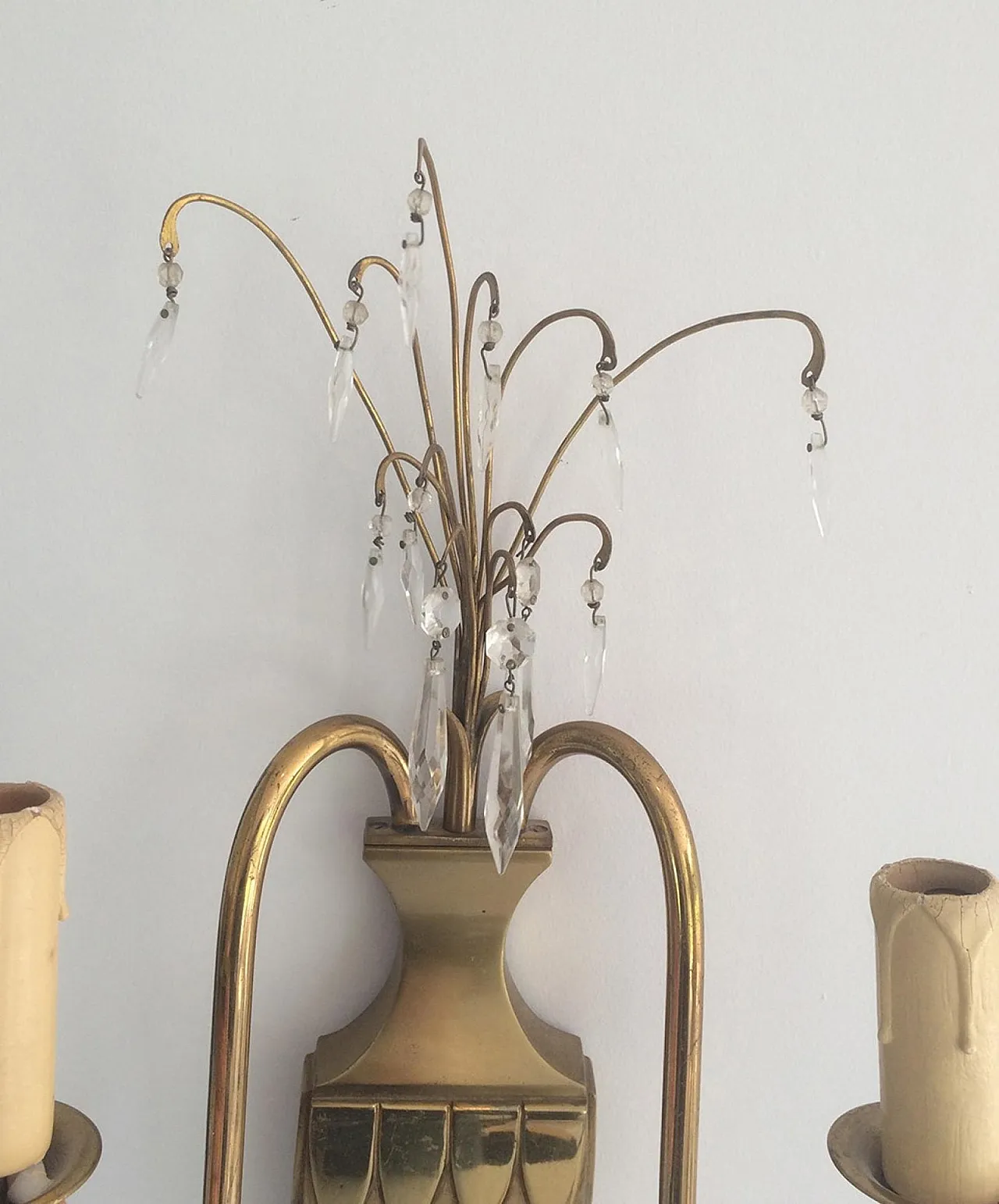 Coppia di applique neoclassiche in ottone e cristallo, francesi, circa 1940. 7