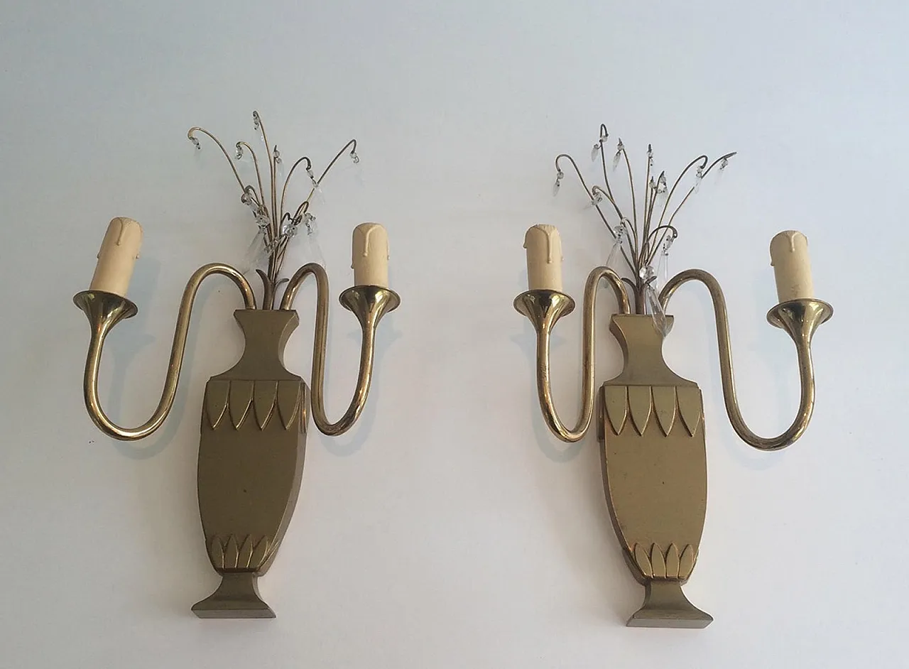 Coppia di applique neoclassiche in ottone e cristallo, francesi, circa 1940. 8