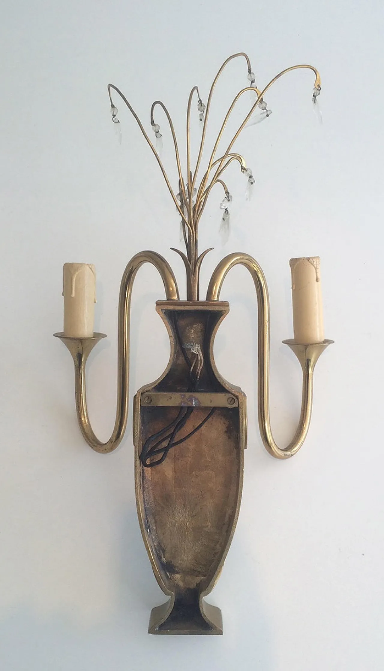 Coppia di applique neoclassiche in ottone e cristallo, francesi, circa 1940. 9