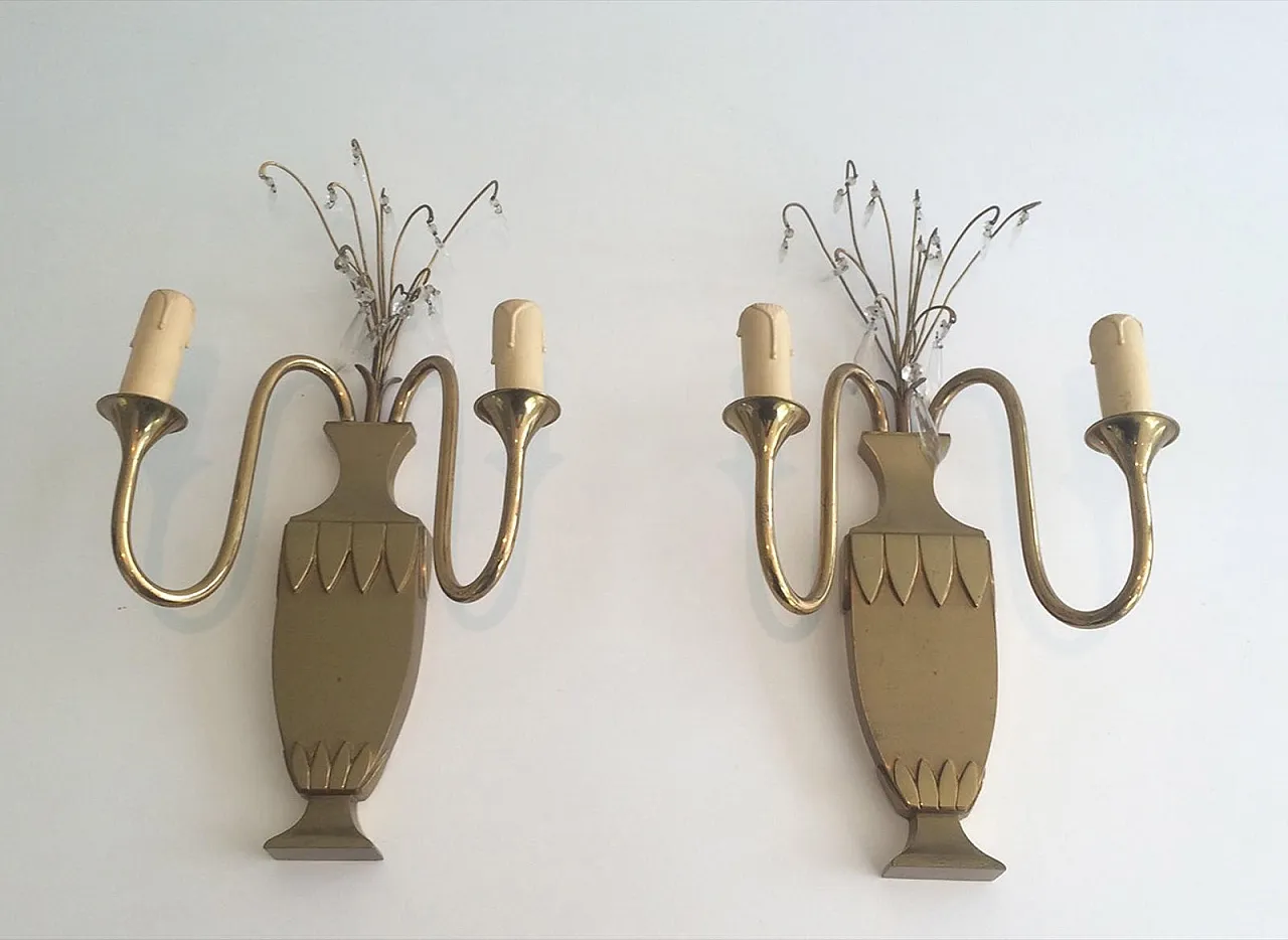 Coppia di applique neoclassiche in ottone e cristallo, francesi, circa 1940. 10