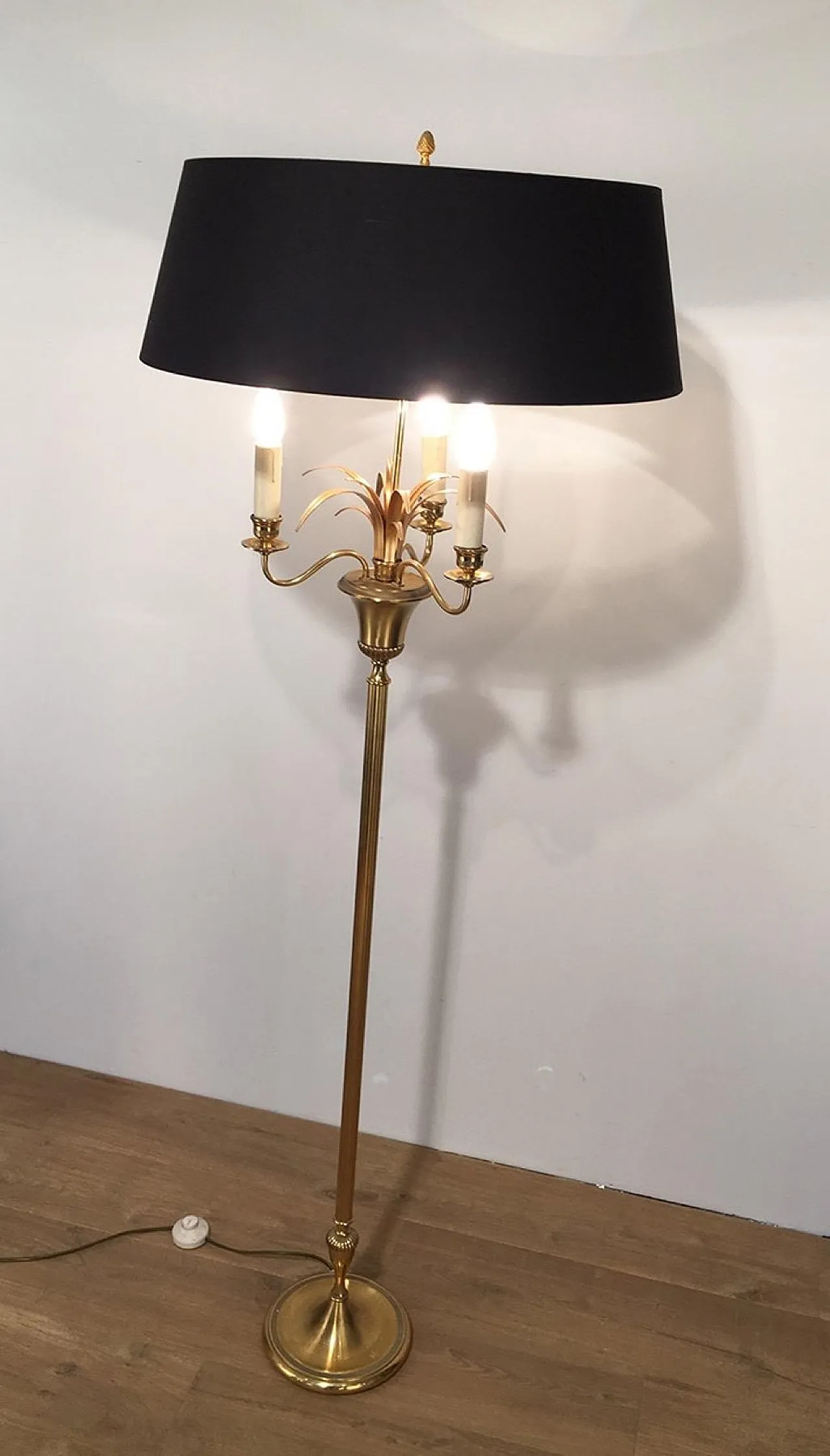Lampada da terra a forma di ananas in ottone, nello stile di Maison Charles, circa 1970. 3