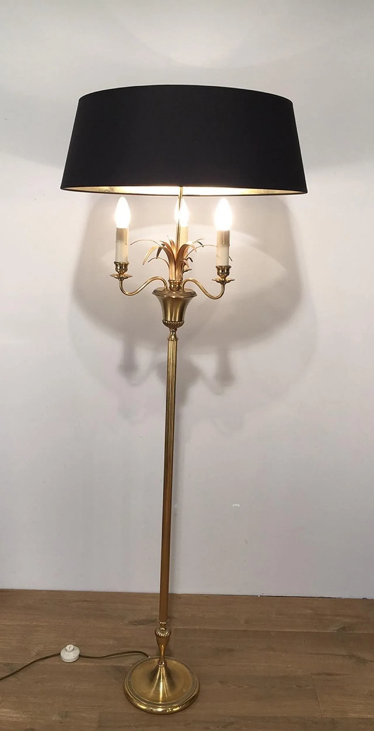 Lampada da terra a forma di ananas in ottone, nello stile di Maison Charles, circa 1970. 4