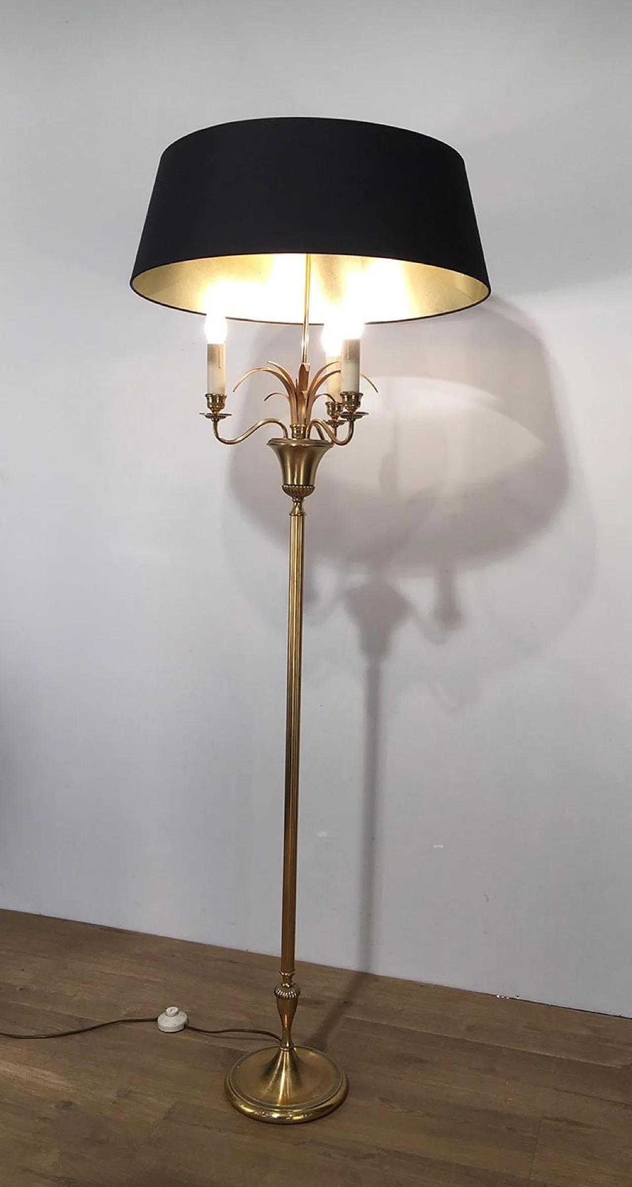 Lampada da terra a forma di ananas in ottone, nello stile di Maison Charles, circa 1970. 5