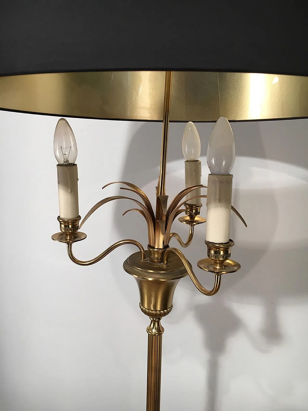 Lampada da terra a forma di ananas in ottone, nello stile di Maison Charles, circa 1970. 7