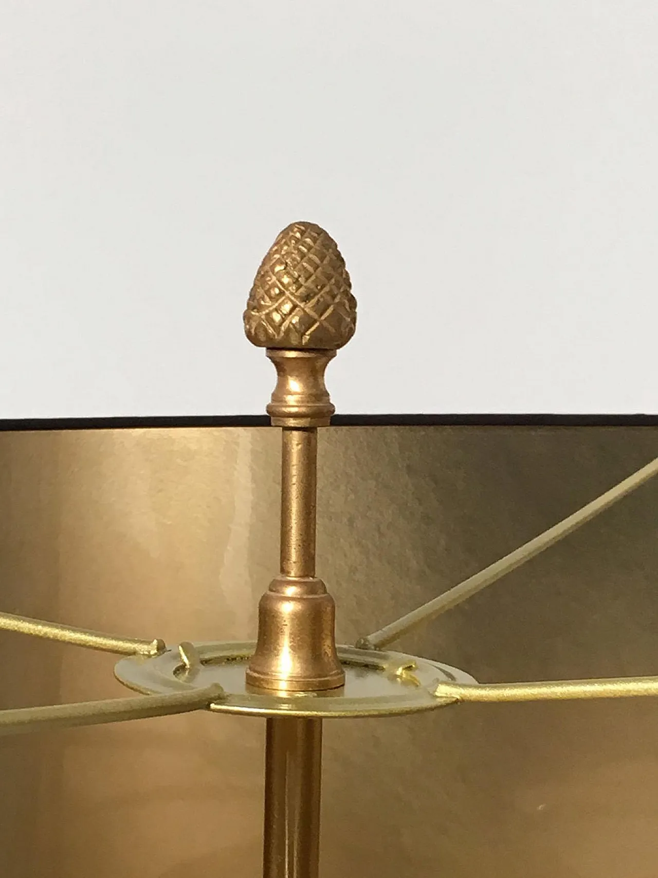 Lampada da terra a forma di ananas in ottone, nello stile di Maison Charles, circa 1970. 9