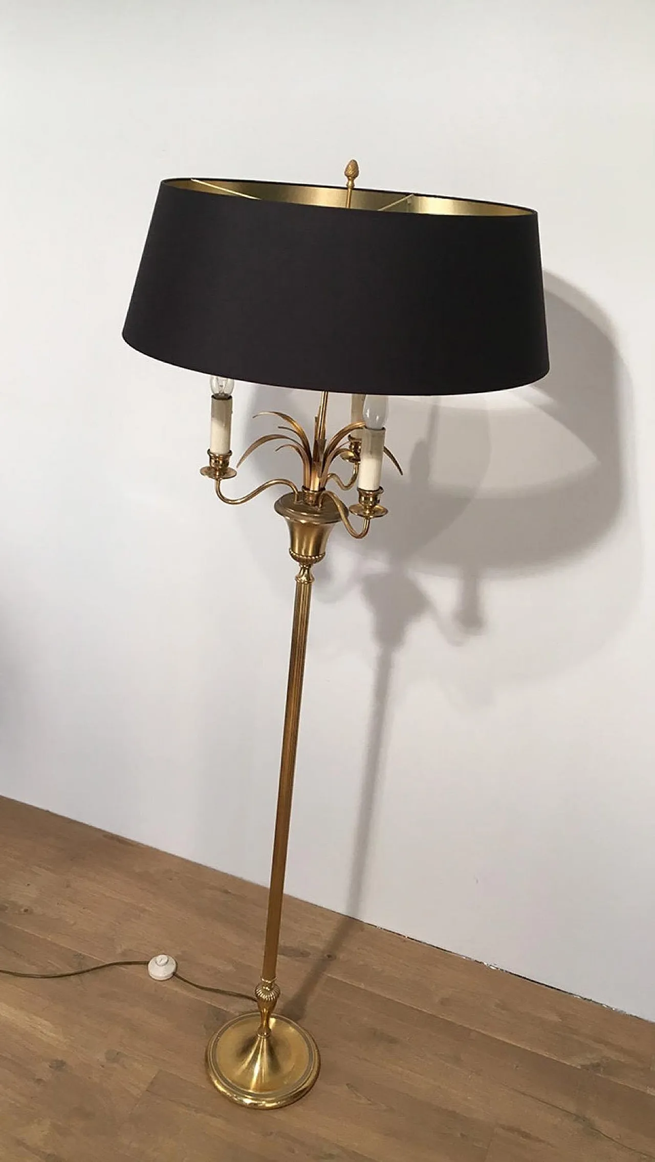 Lampada da terra a forma di ananas in ottone, nello stile di Maison Charles, circa 1970. 10