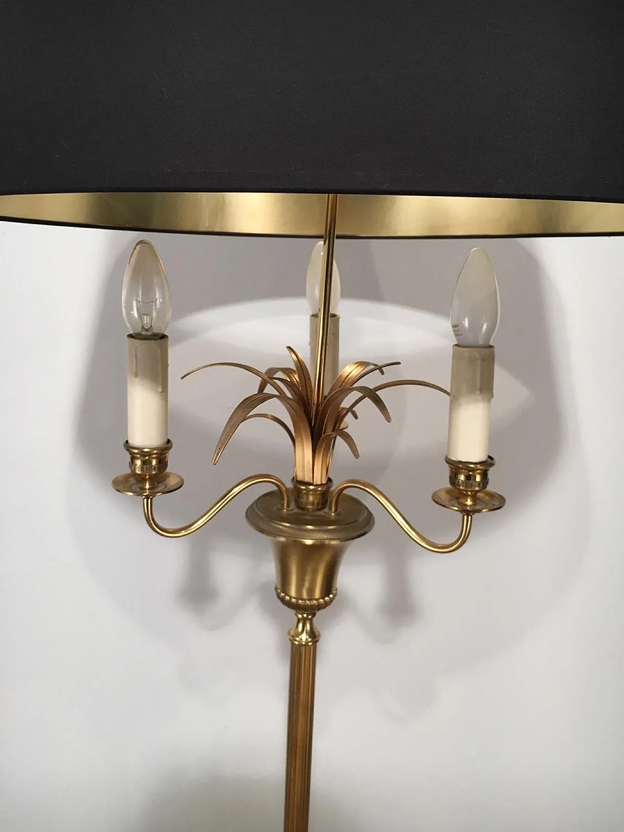 Lampada da terra a forma di ananas in ottone, nello stile di Maison Charles, circa 1970. 11