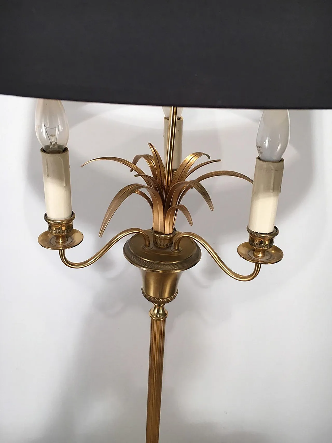 Lampada da terra a forma di ananas in ottone, nello stile di Maison Charles, circa 1970. 14