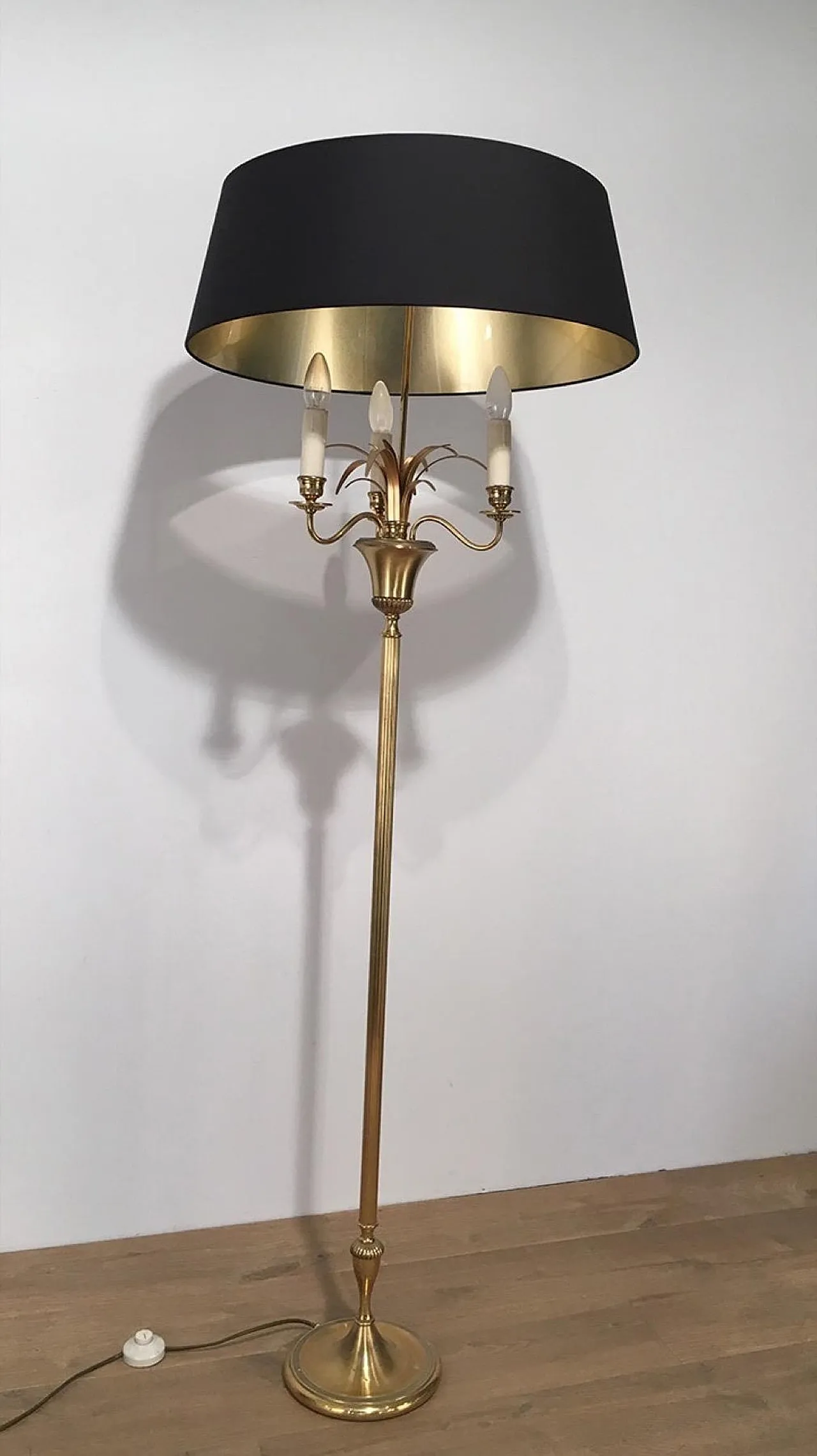 Lampada da terra a forma di ananas in ottone, nello stile di Maison Charles, circa 1970. 15