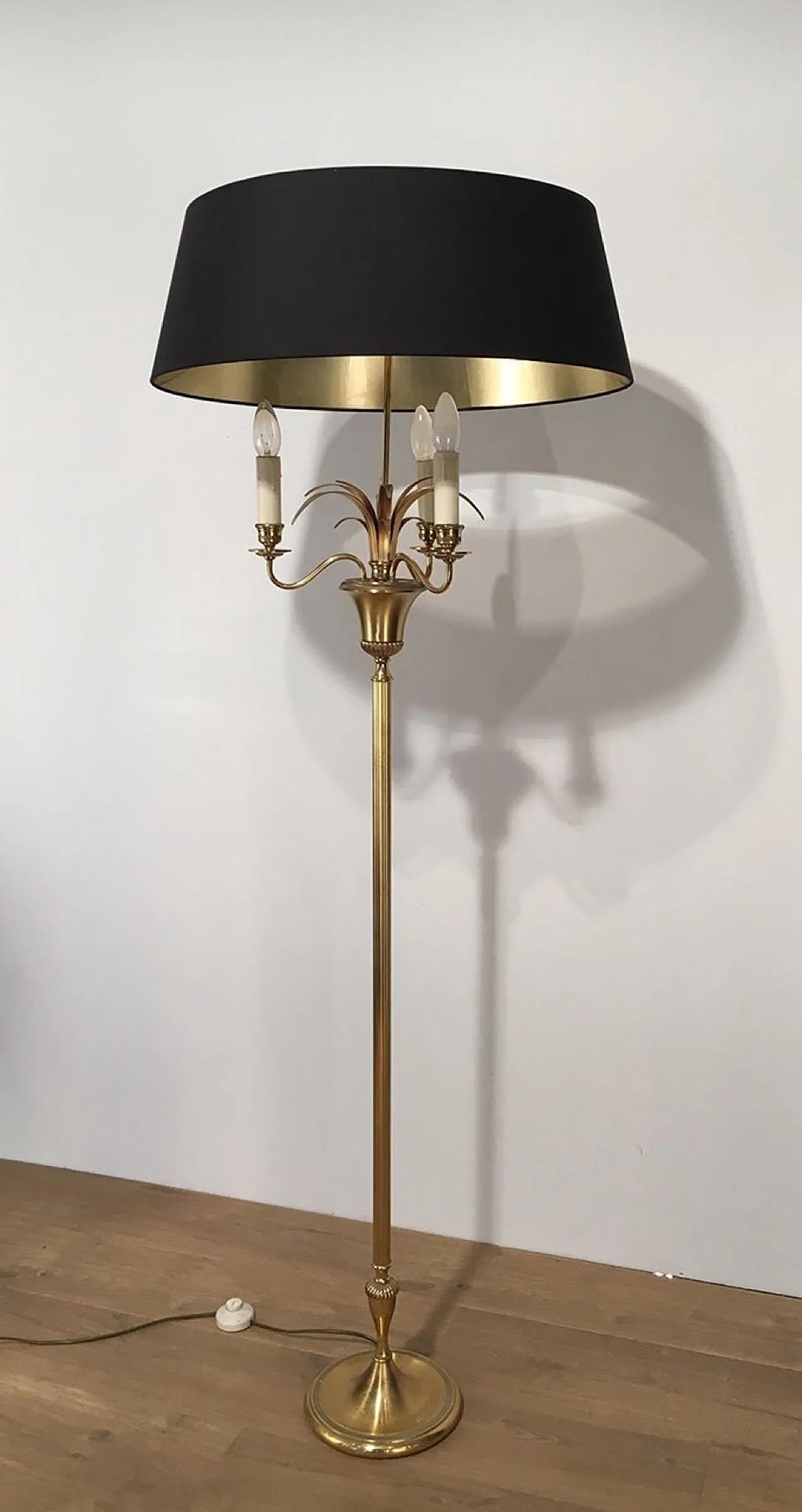 Lampada da terra a forma di ananas in ottone, nello stile di Maison Charles, circa 1970. 17