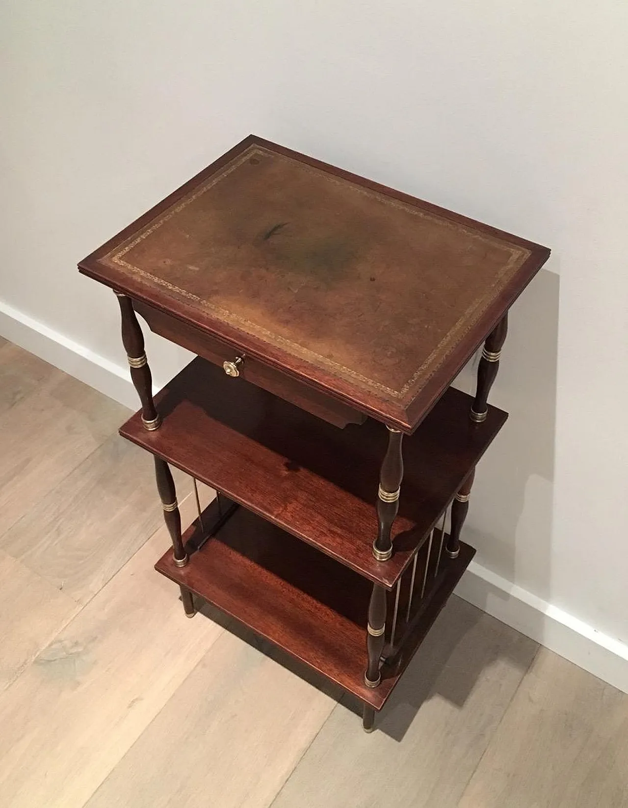Tavolino neoclassico in mogano, pelle e ottone, circa 1950 3
