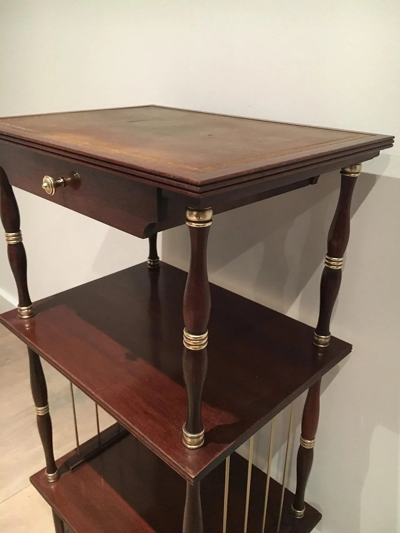 Tavolino neoclassico in mogano, pelle e ottone, circa 1950 4