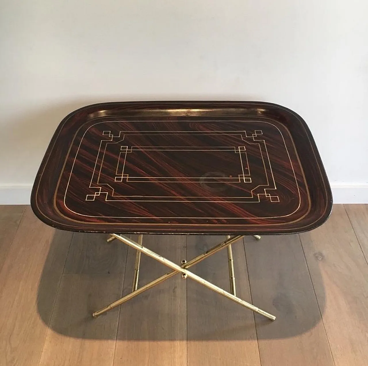 Tavolino insolito in ottone con piano in lamiera laccata, circa 1950. 2