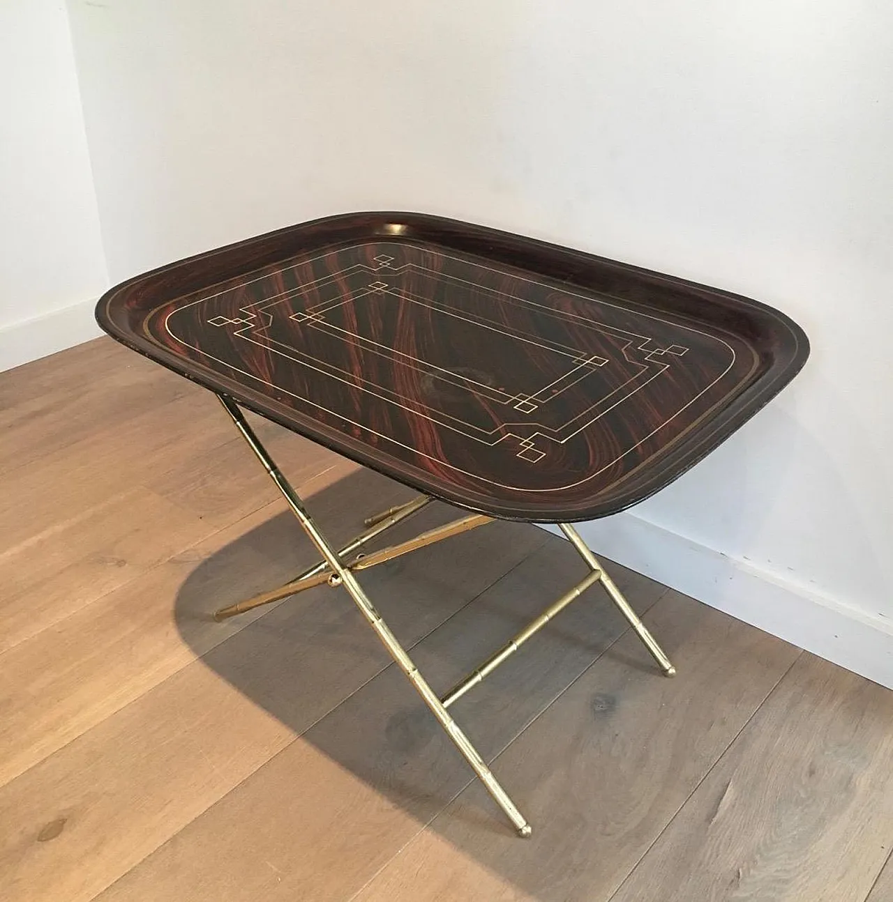 Tavolino insolito in ottone con piano in lamiera laccata, circa 1950. 6