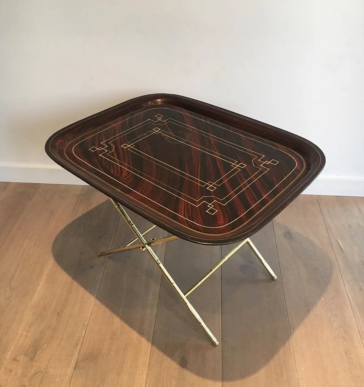 Tavolino insolito in ottone con piano in lamiera laccata, circa 1950. 7