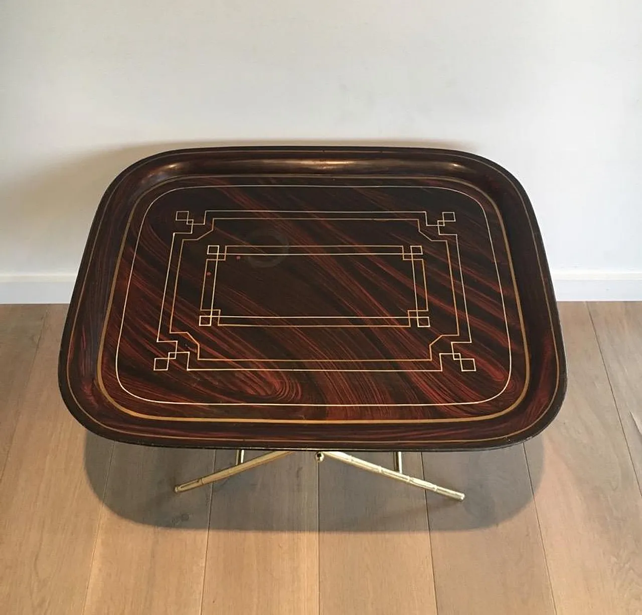 Tavolino insolito in ottone con piano in lamiera laccata, circa 1950. 8