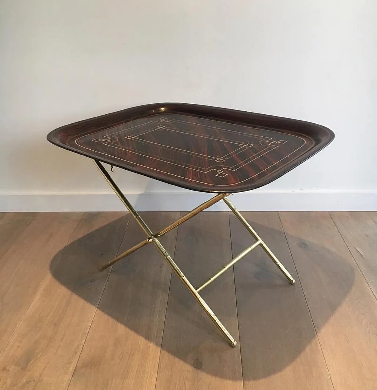 Tavolino insolito in ottone con piano in lamiera laccata, circa 1950. 15