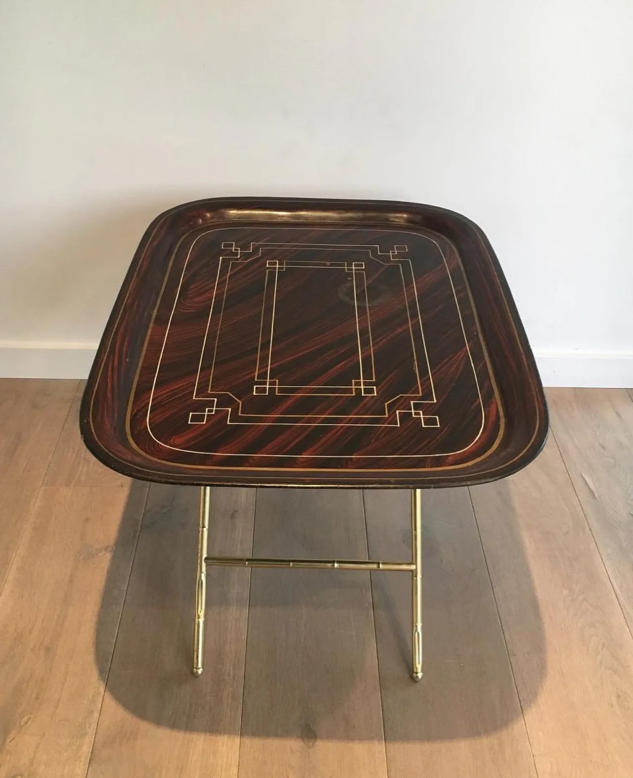 Tavolino insolito in ottone con piano in lamiera laccata, circa 1950. 16