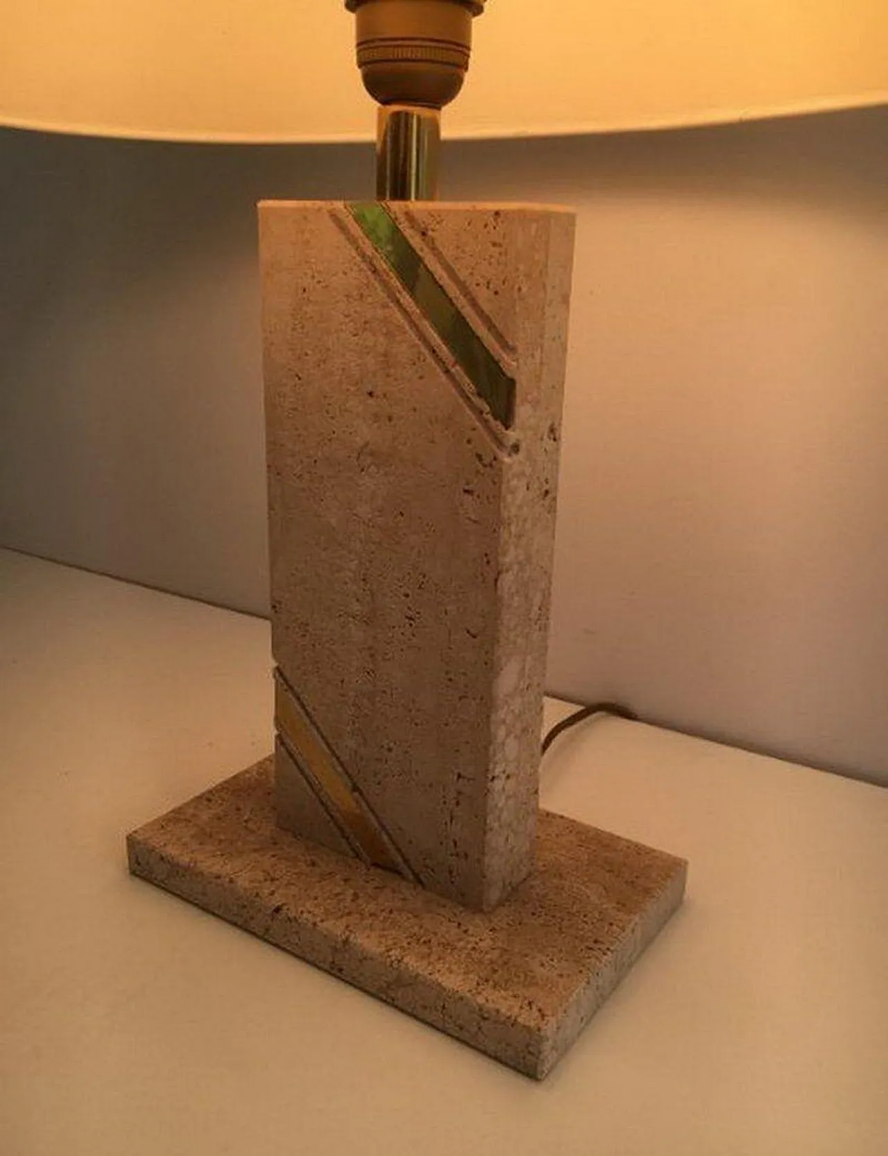Lampada in travertino con intarsi in ottone, circa 1970 5