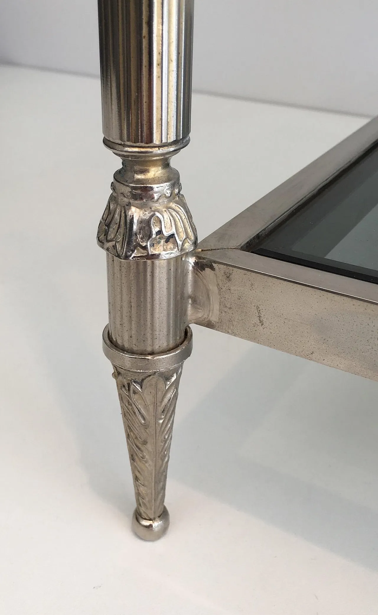Tavolino da caffè neoclassico argentato con piano in vetro bluastro, circa 1940. 7