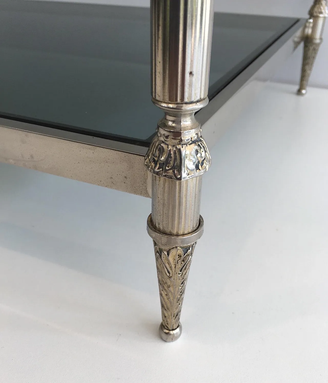Tavolino da caffè neoclassico argentato con piano in vetro bluastro, circa 1940. 8