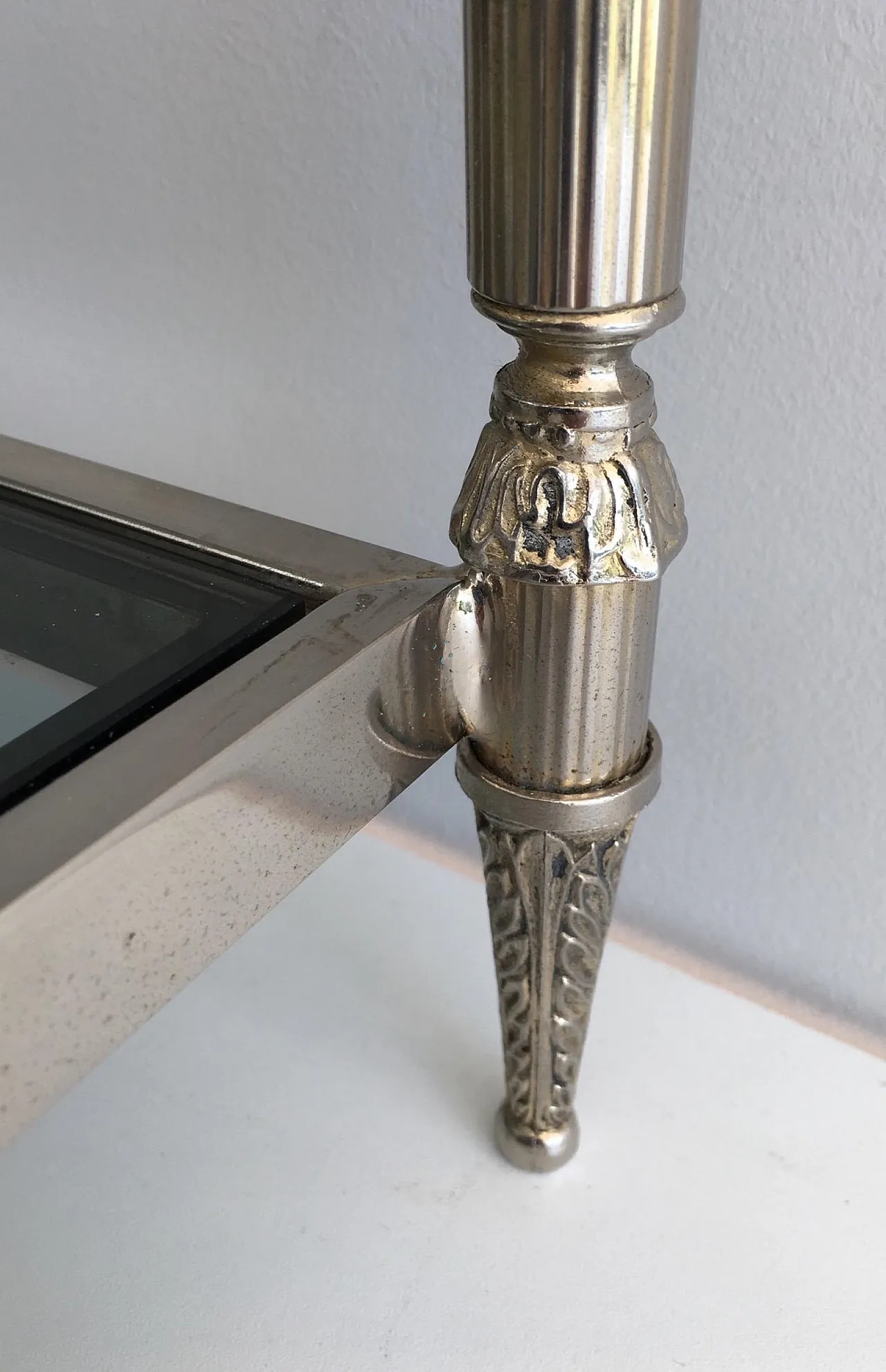 Tavolino da caffè neoclassico argentato con piano in vetro bluastro, circa 1940. 9