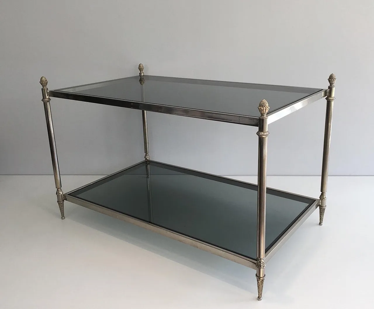 Tavolino da caffè neoclassico argentato con piano in vetro bluastro, circa 1940. 11