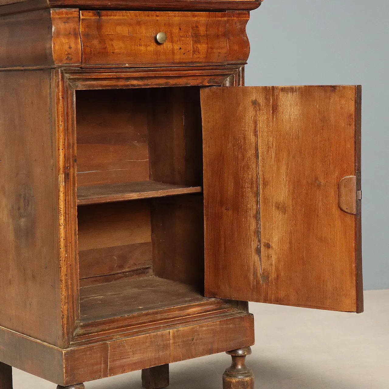 Pair of Louis Philippe walnut bedside tables, 19th century 3