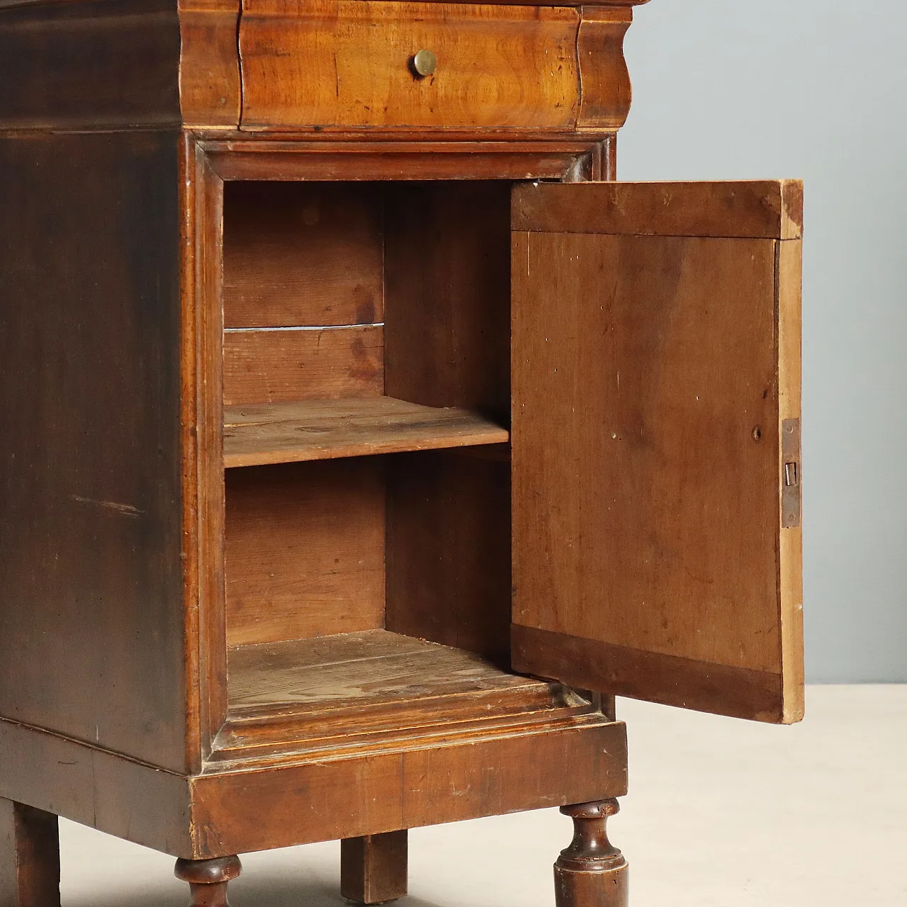 Pair of Louis Philippe walnut bedside tables, 19th century 4