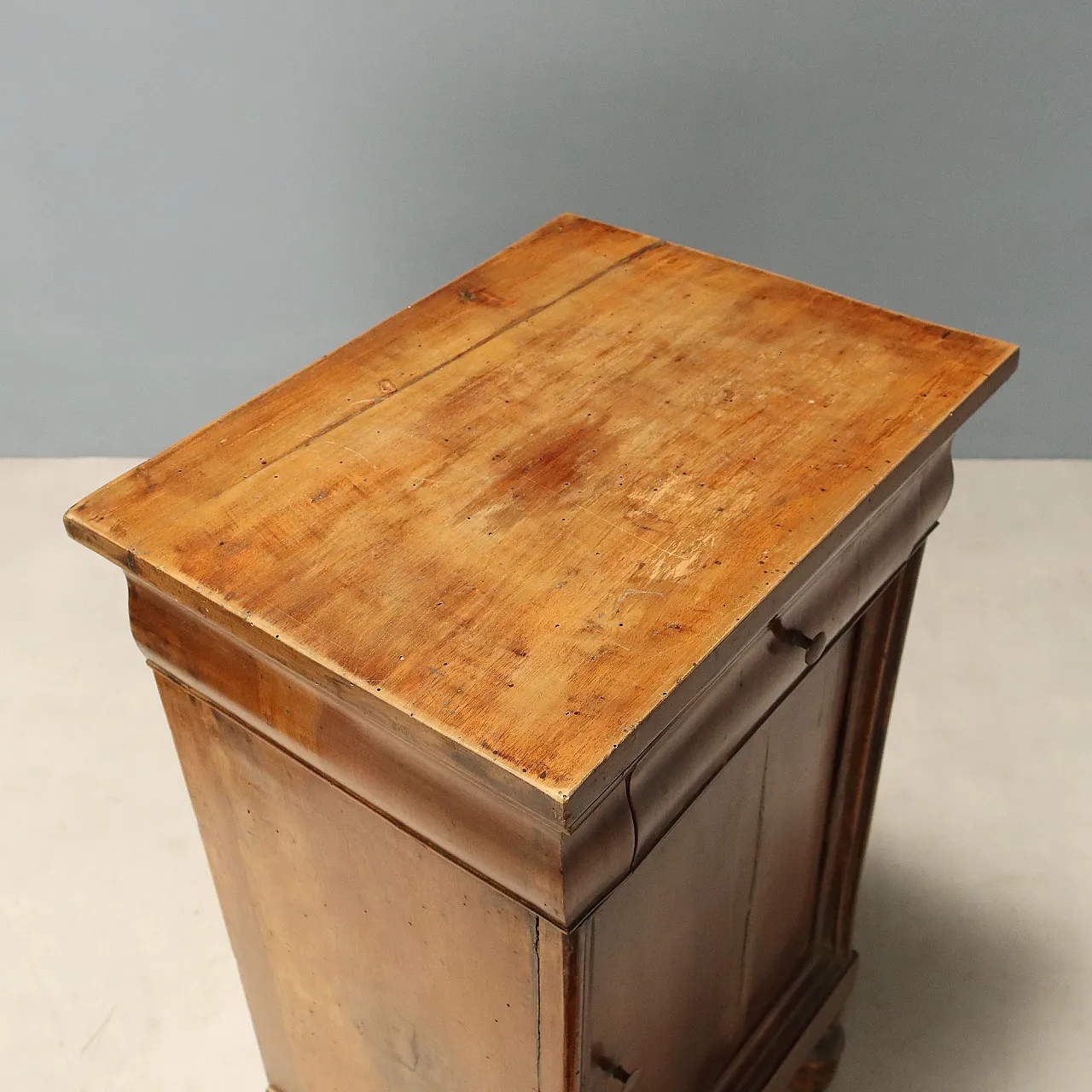 Pair of Louis Philippe walnut bedside tables, 19th century 10