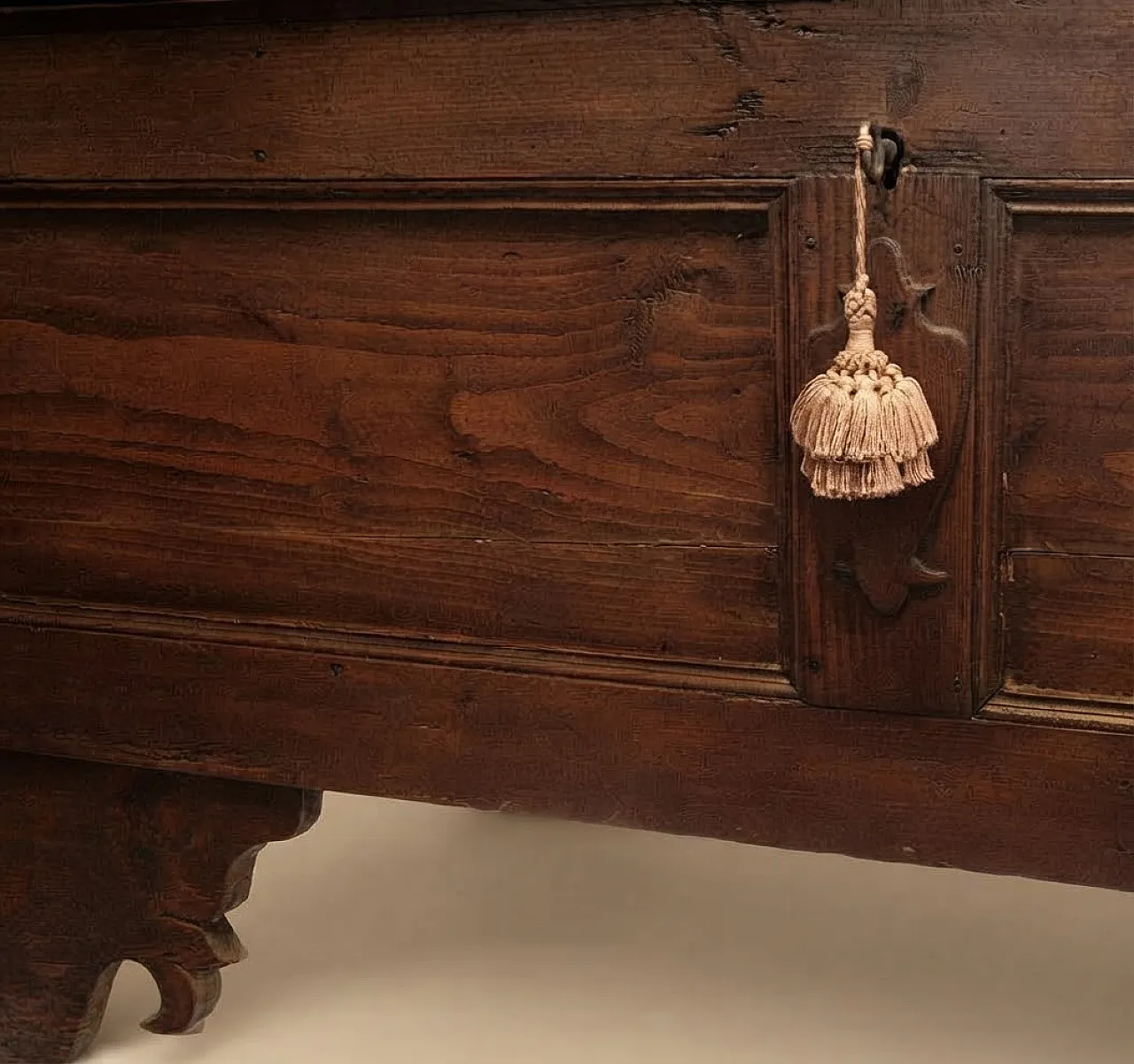 Larch wood chest, 18th century 3