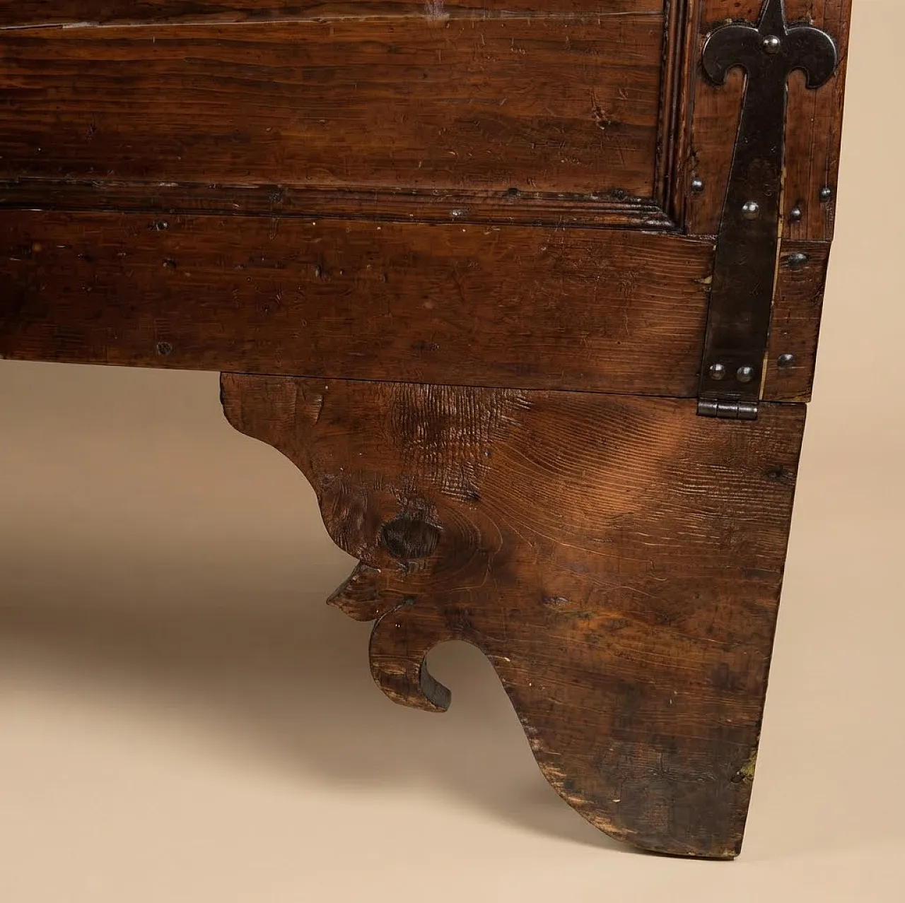Larch wood chest, 18th century 4