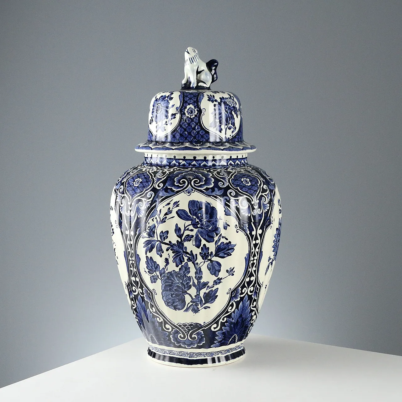 Delfts ceramic vase with lid, 20th century 1