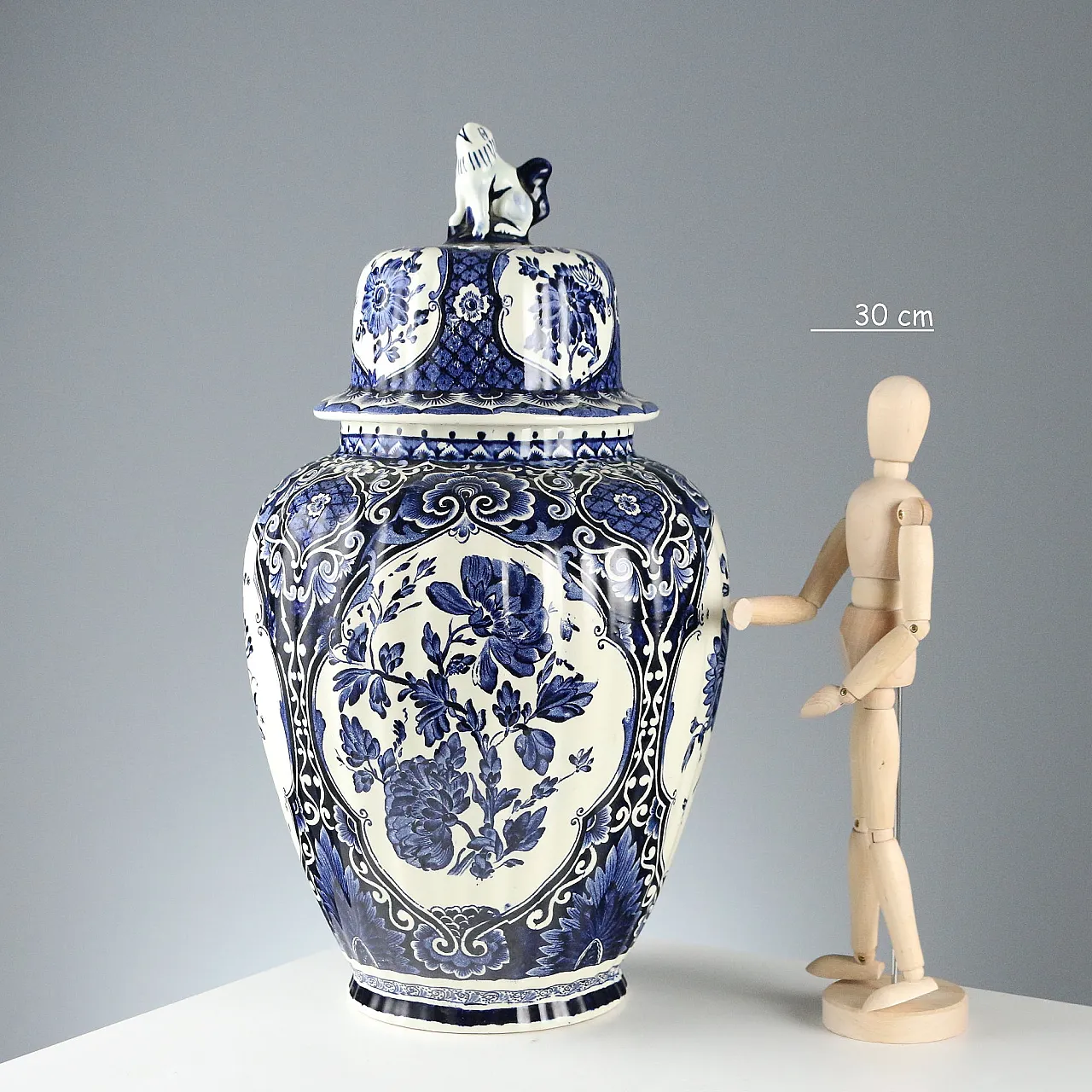 Delfts ceramic vase with lid, 20th century 2