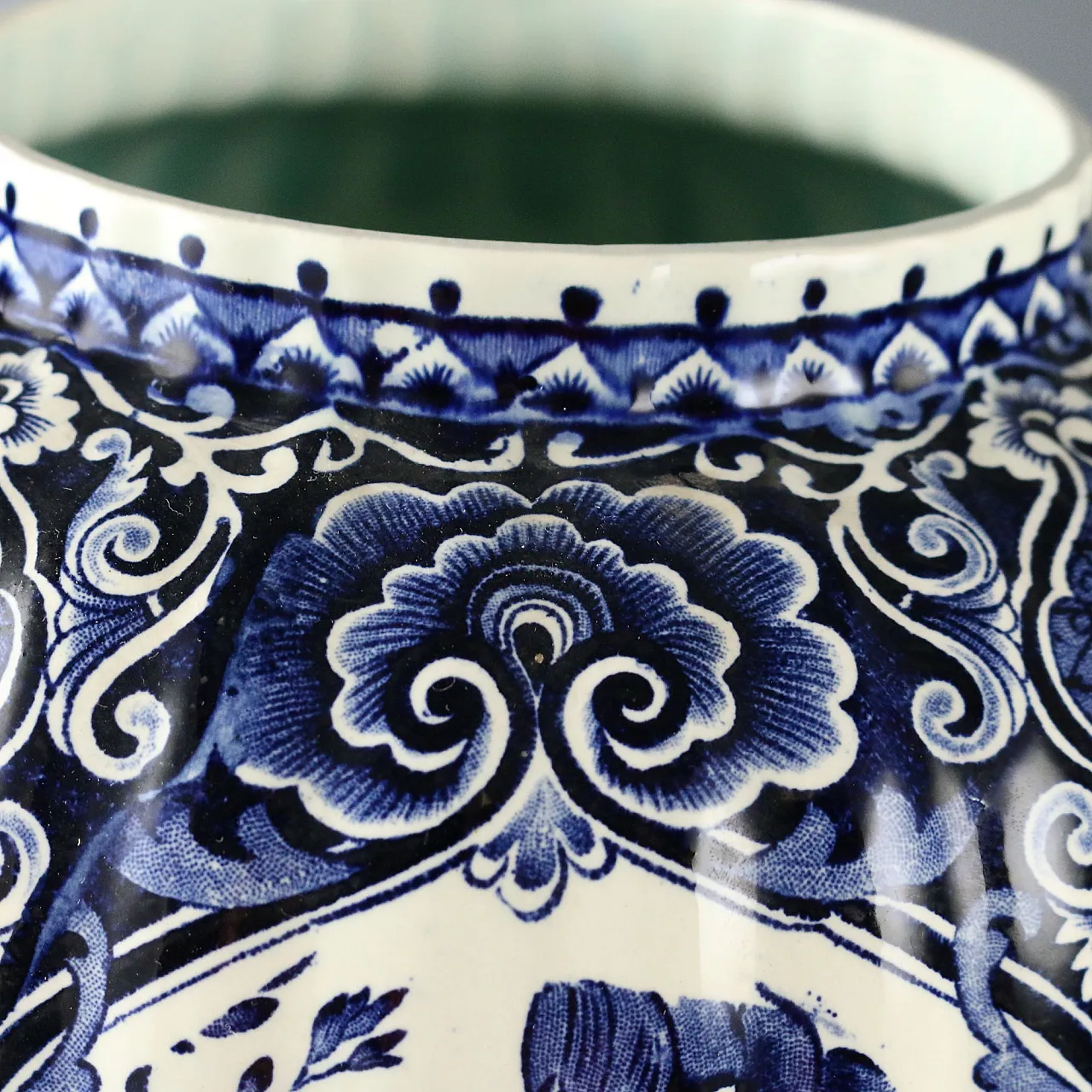 Delfts ceramic vase with lid, 20th century 3