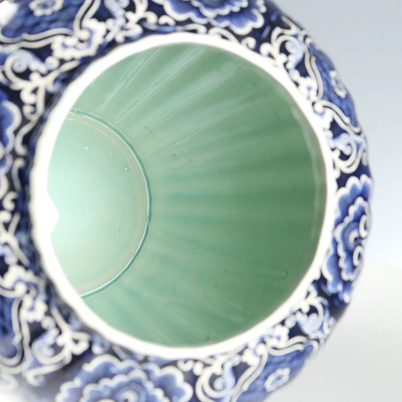 Delfts ceramic vase with lid, 20th century 4