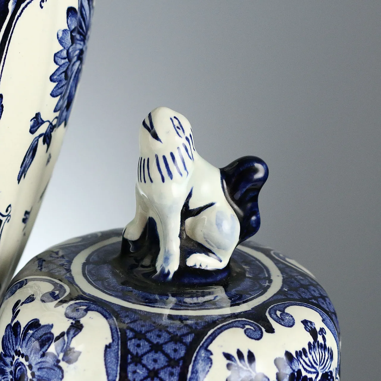 Delfts ceramic vase with lid, 20th century 5