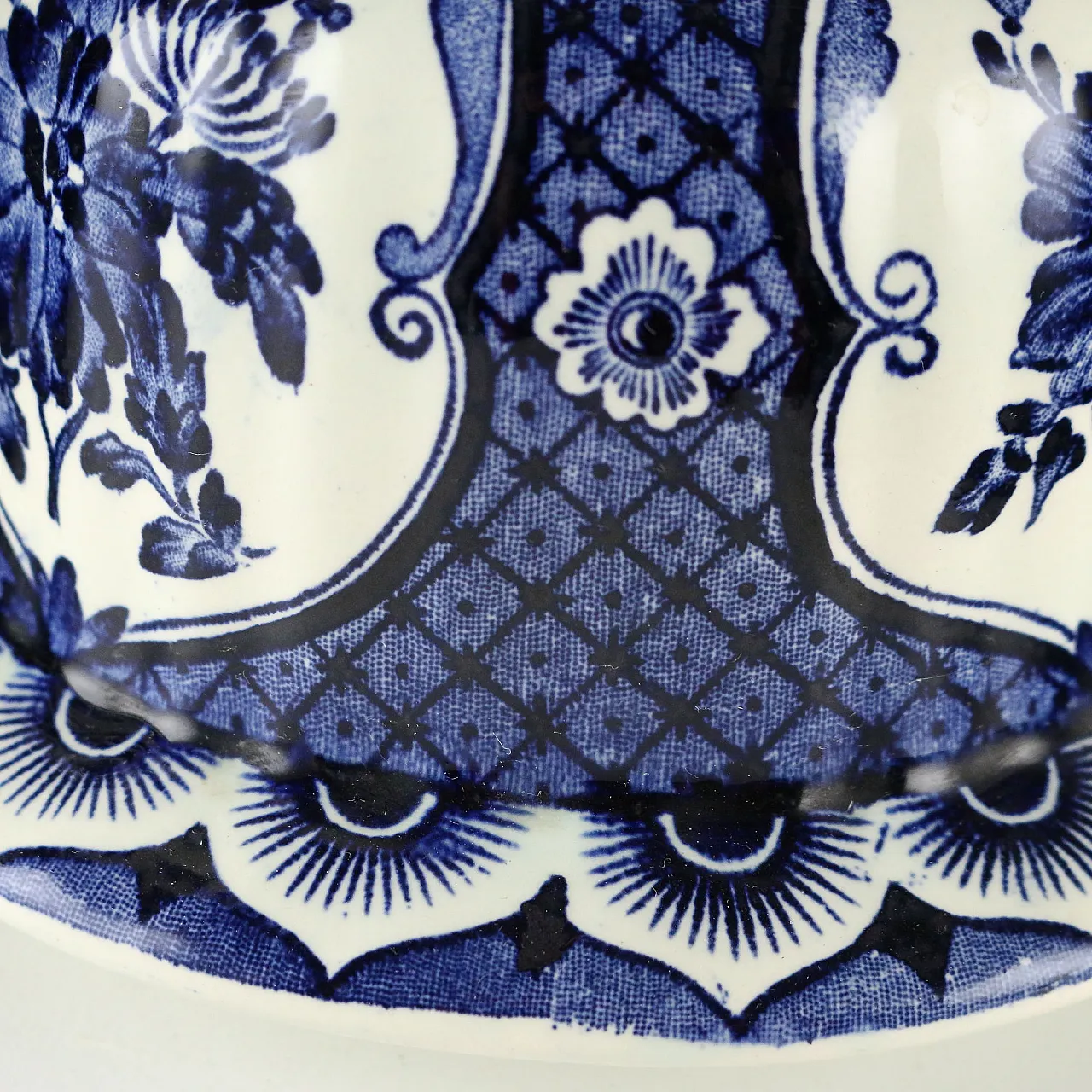 Delfts ceramic vase with lid, 20th century 7