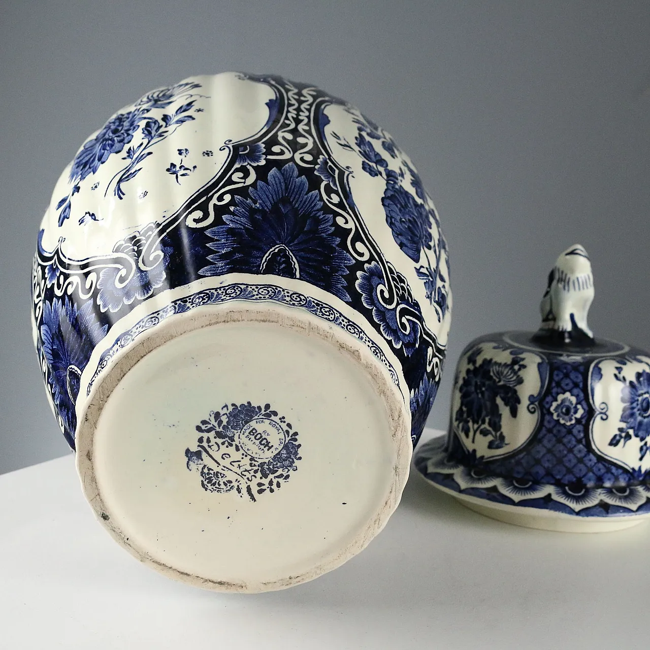 Delfts ceramic vase with lid, 20th century 8