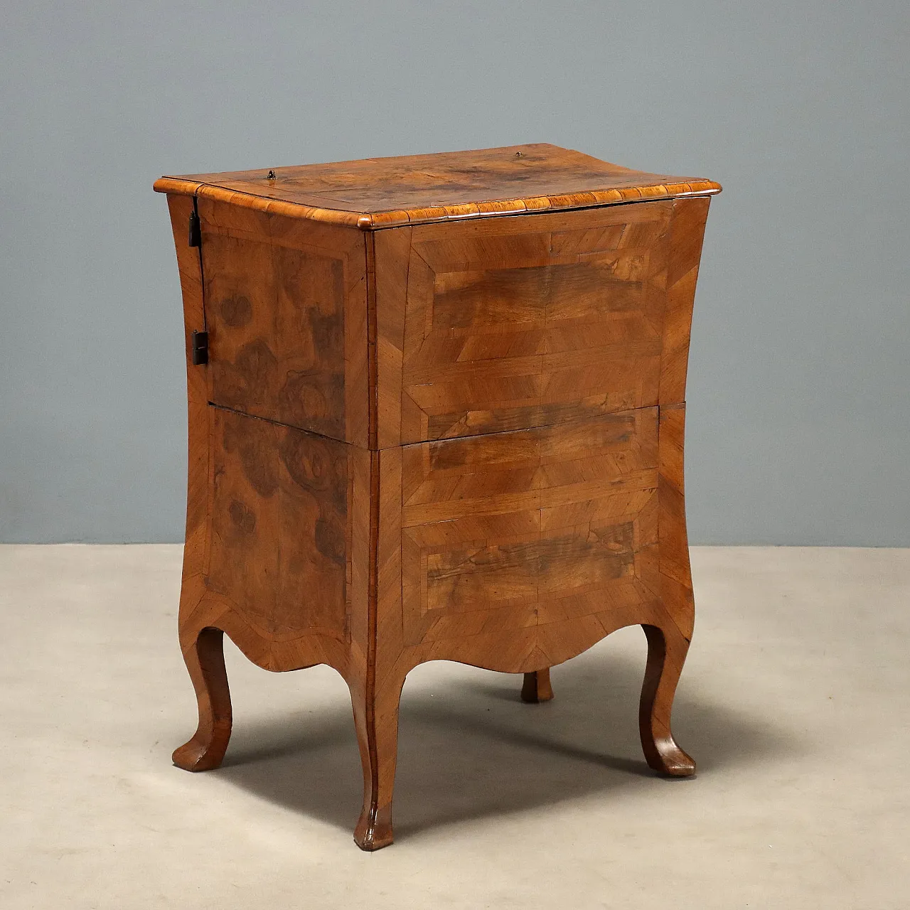 Baroque walnut cabinet with burl wood inserts, 18th century 1