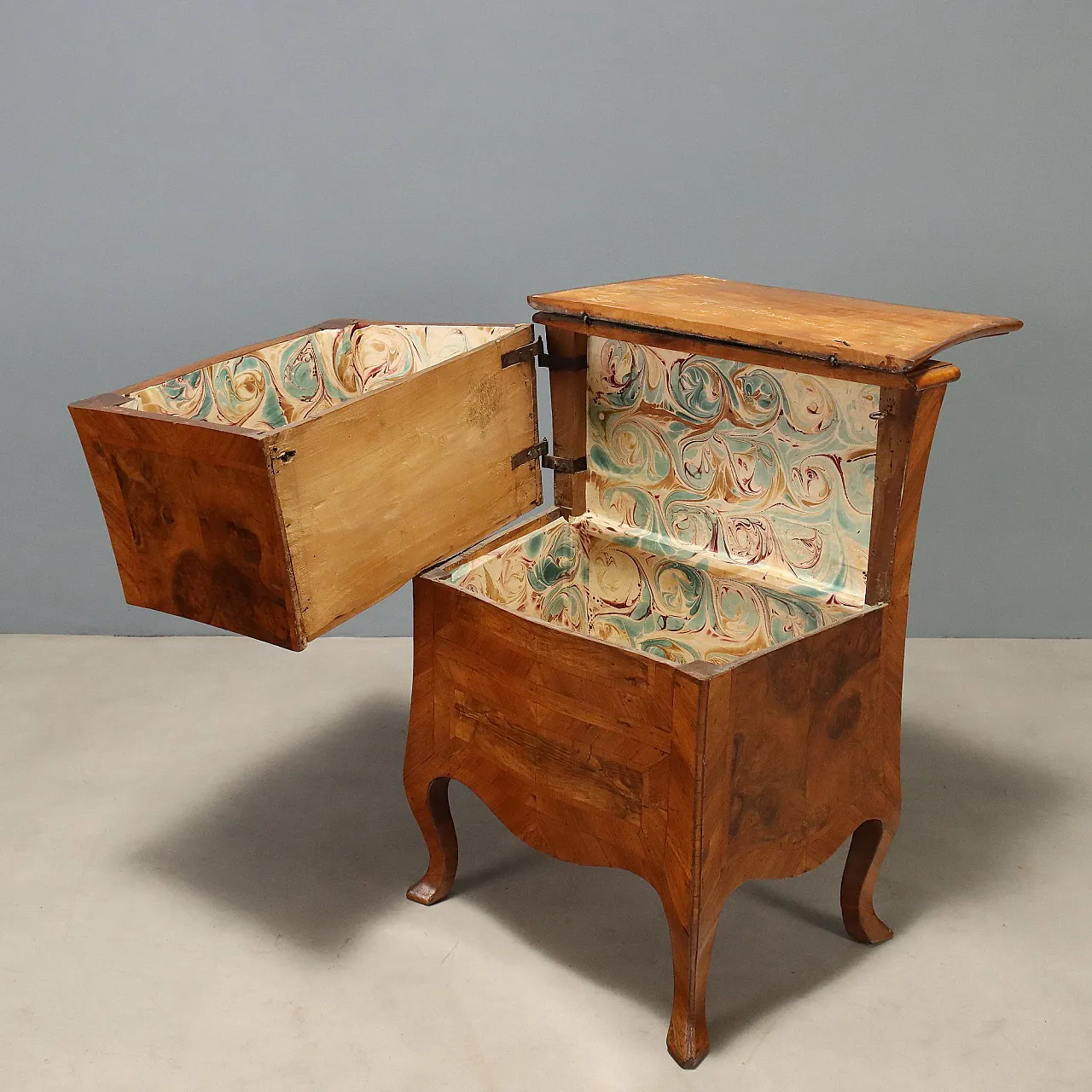 Baroque walnut cabinet with burl wood inserts, 18th century 4