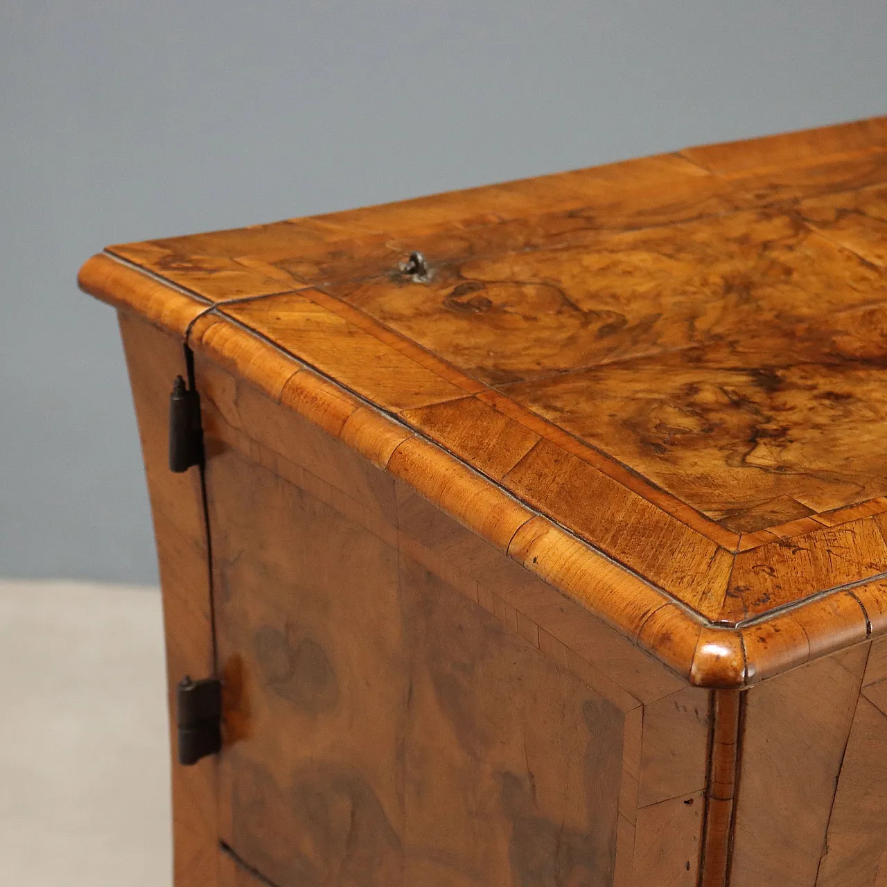 Baroque walnut cabinet with burl wood inserts, 18th century 5